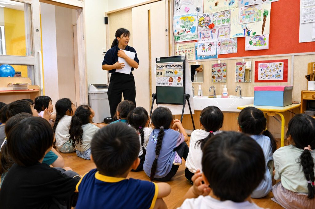 英語に楽しみながら触れる元総社幼稚園の子どもたち