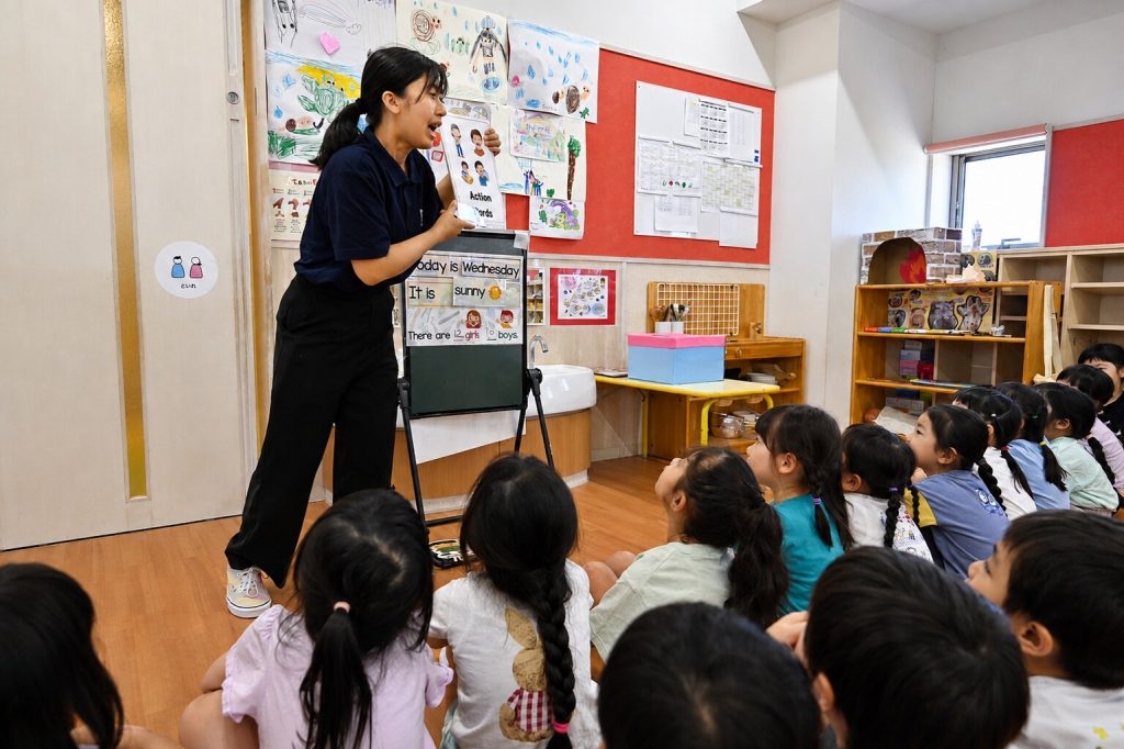英語の先生と一緒に活動する元総社幼稚園の園児たち