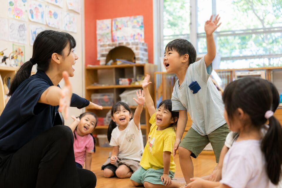 英語の先生の動きをまねしながら英語を楽しむ園児たち